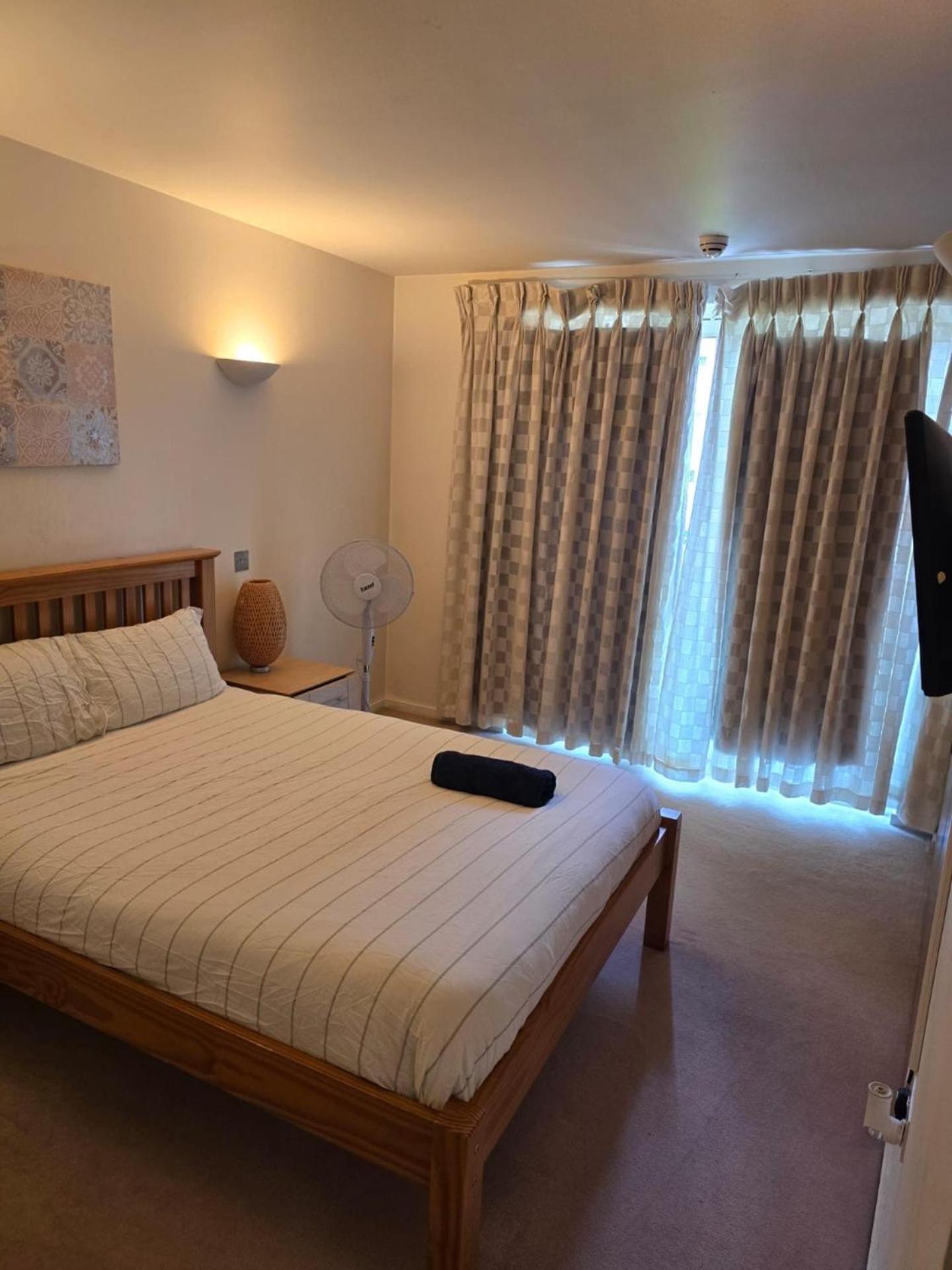 2 Bed Canary Wharf *