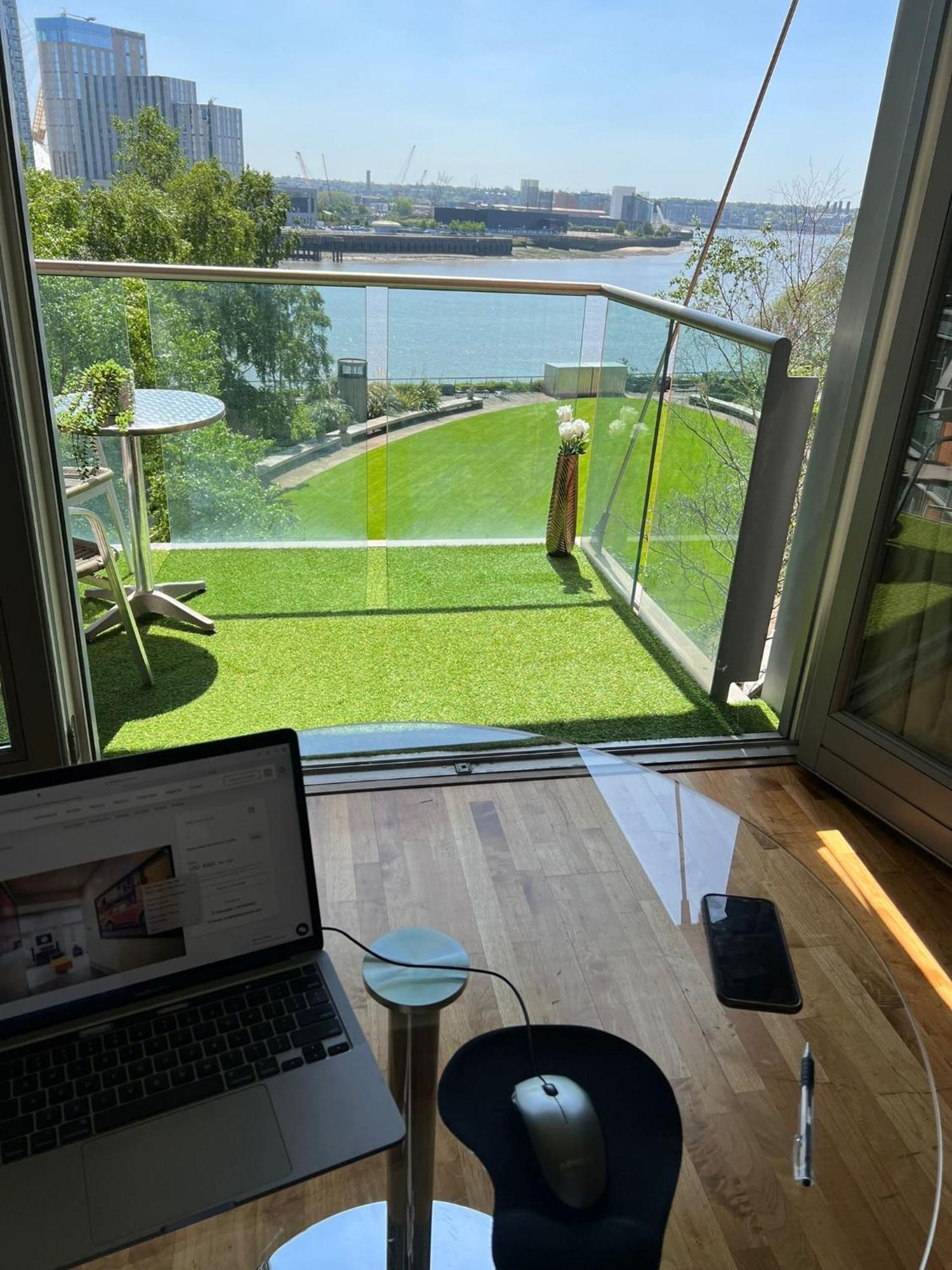 2 Bed Canary Wharf Apartment London